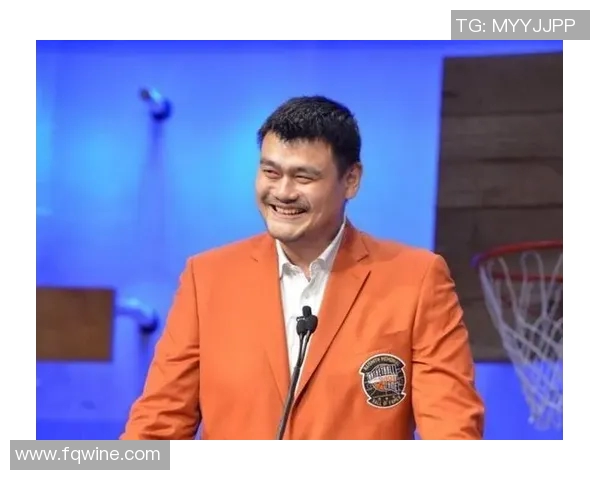 姚明成为首位入选NBA名人堂的华人球员，掀起中国篮球新浪潮